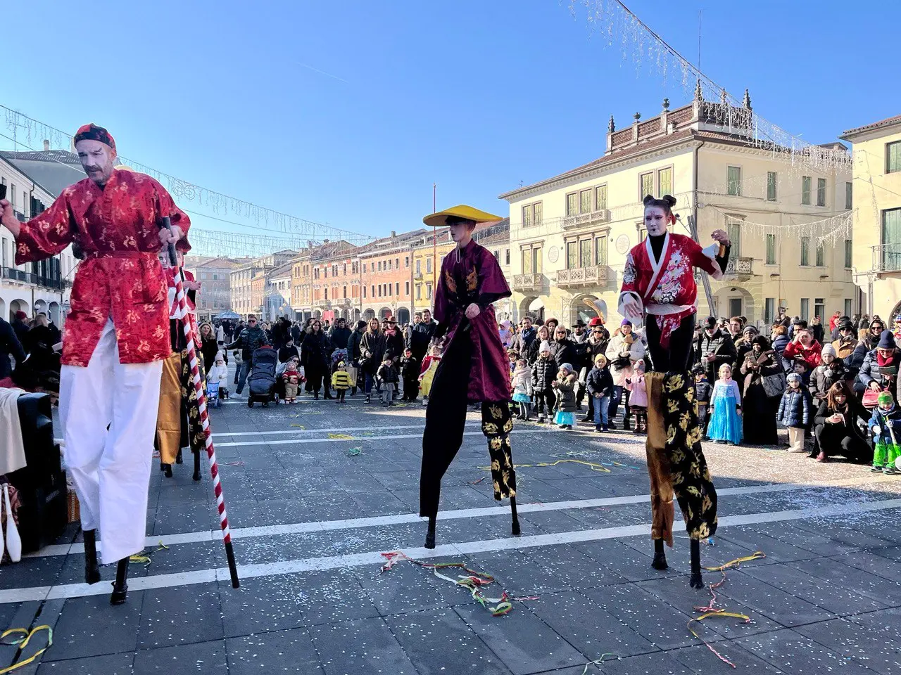 Diciotto giorni di festa che hanno portato il divertimento in tutte le "città di Venezia". Una pantegana galleggiante, cortei acquei, carri allegorici, spettacoli diffusi, rievocazioni storiche, la grazia delle 12 Marie e la magia del fuoco che incontra l’acqua all’Arsenale. Tutto questo è stato il Carnevale di Venezia 2024 “Ad Oriente. Il mirabolante viaggio di Marco Polo”, che oggi si è chiuso con il saluto da Piazza San Marco della Maria vincitrice del Carnevale 2024, Silvia Zecchin, la sfilata dei carri a Zelarino, l’ultimo spettacolo di “Terra Incognita”, nelle acque dell’Arsenale di Venezia, capace di immagare con il suo racconto ancestrale e le feste mascherate nei palazzi.