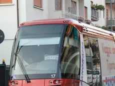 agenzia Candussi. Giornalista;: Chiarin. Tram fermo all'incrocio tra via Colombo e via Bissuola Mestre