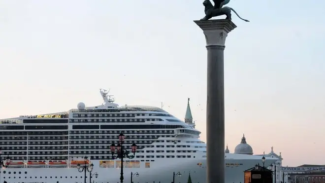 Interpress/Mazzega De Polo Venezia, 07.04.2013.- Ore 6,30 passaggio della nave "Fantasia" MSC Crocere in Bacino San Marco.-