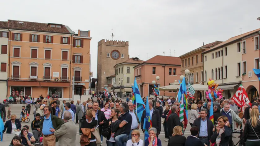 Cgil, Cisl e Uil festeggiano insieme il primo maggio in piazza Ferretto