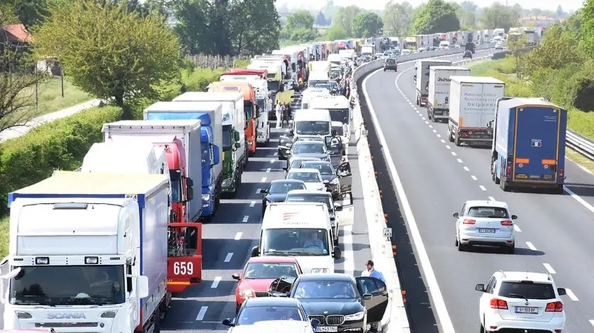 DE POLO - DINO TOMMASELLA - S.STINO DI L- IL SECONDO INCIDENTE IN A4 CON CODE IN AUTOSTRADA, ARRIVO ELICOTTERO