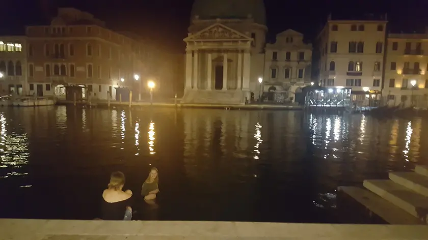 Sirenetta al bagno (foto Giacomo Cosua)