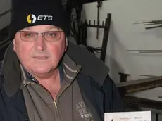 CAORLE - DINO TOMMASELLA - DE POLO - L'AMICO PAOLO VIANELLO MOSTRA L'ULTIMO LIBRO DI MARIO ROSSETTI RICEVUTO IN REGALO DALLO STESSO POCHI GIORNI ORSONO.