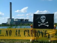 Una protesta di legambiente davanti alla centrale di Porto Tolle