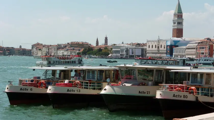 Vaporetti dell Azienda Comunale Trasporti Venezia fermi all'attracco, lungo riva degli Schiavoni all'Arsenale, per lo sciopero nazionale dei trasporti pubblici, indetto oggi 22 luglio 2011. ANSA/ANDREA MEROLA