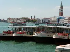 Vaporetti dell Azienda Comunale Trasporti Venezia fermi all'attracco, lungo riva degli Schiavoni all'Arsenale, per lo sciopero nazionale dei trasporti pubblici, indetto oggi 22 luglio 2011. ANSA/ANDREA MEROLA