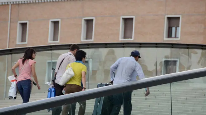 Caiaffa Venezia 27.08.2011.-Portabagagli abusivi sul ponte di Calatrava. lato piazzale Roma. nella foto coppia di turisti giapponesi e 2 abusivi gli portano la valigia.- Interpress Caiaffa Venezia 27.08.2011.-Portabagagli abusivi sul ponte di Calatrava. - Interpress