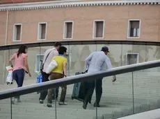 Caiaffa Venezia 27.08.2011.-Portabagagli abusivi sul ponte di Calatrava. lato piazzale Roma. nella foto coppia di turisti giapponesi e 2 abusivi gli portano la valigia.- Interpress Caiaffa Venezia 27.08.2011.-Portabagagli abusivi sul ponte di Calatrava. - Interpress