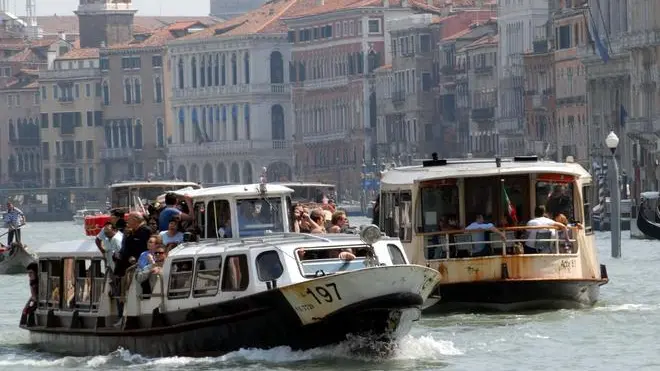 Venezia, 29.05.2006.- Traffico in Canal Grande di mezzi ACTV.- Interpress/Vitucci