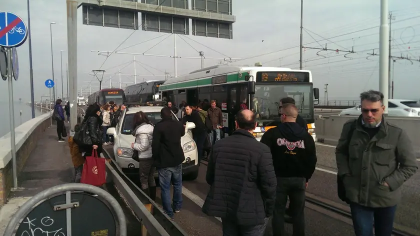 L'auto in panne sul Ponte della Libertà