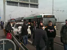 L'auto in panne sul Ponte della Libertà