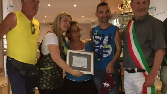 DE POLO - DINO TOMMASELLA - JESOLO LIDO - IL SINDACO ZOGGIA HA CONSEGNATO UNA TARGA A COPPIA NON VEDENTI ( AL CENTRO ESPOSITO ANTONELLA E IGNELZI FABIO)