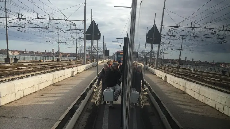 Tram bloccato sul ponte della Libertà
