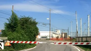 Il passaggio a livello di via Giustizia verso via Trento Si sblocca il progetto per eliminare la barriera Firmata ieri la convenzione con le Ferrovie