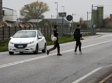 Foto Agenzia Candussi / Chiarin /VIA PADANA / MARGHERA VEDUTE FERMATE AUTOBUS COLOMBARA. IN FOTO DUE RAGAZZI, SCESI DA UN AUTOBUS LATO FABBRICHE, ATTRAVERSANO LA STRADA CHE E' PRIVA DI PASSAGGI PEDONALI.