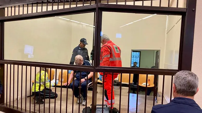 Paolo Pattarello e Gilberto Boatto in gabbia nell'aula bunker dopo l'aggressione a Loris Trabuio