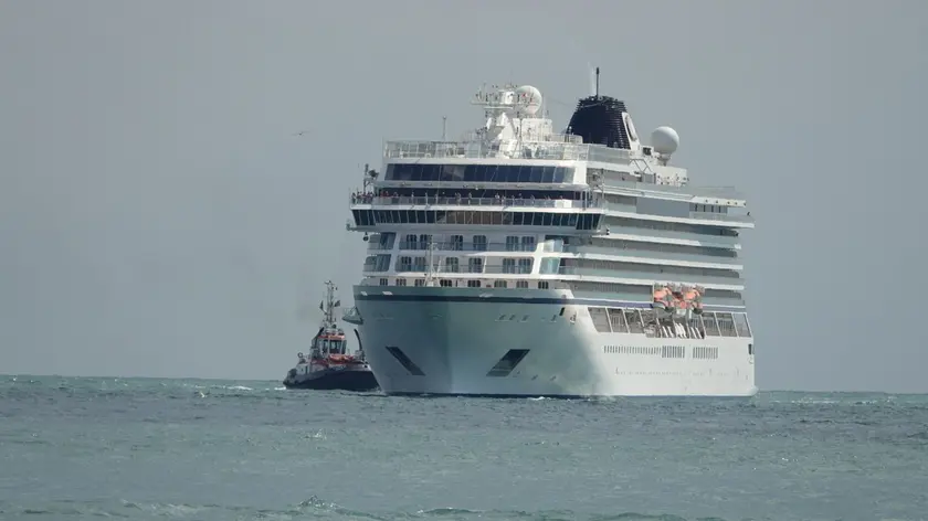 Una nave da crociera in arrivo a Chioggia