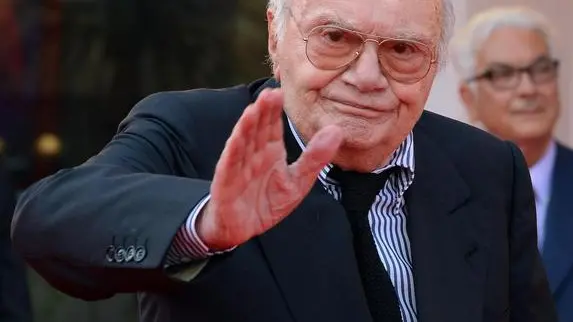 Italian director Francesco Rosi poses with the Golden Lion for Lifetime Achievement Award at the 69th Venice Film Festival in Venice, at the Lido in Venice, Italy, 31 August 2012. The 69th Venice Film Festival that runs from 29 August to 08 September. ANSA/CLAUDIO ONORATI......