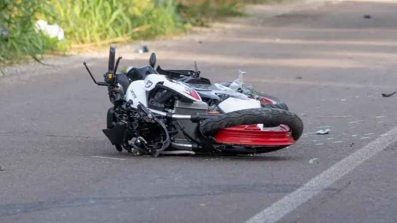 La moto rimasta sull’asfalto