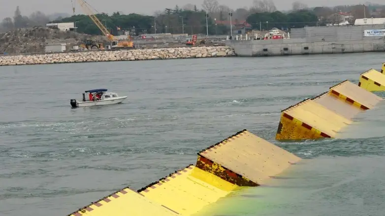 Interpress/Mazzega Morsego Venezia. 28.11.2014.- Sistema MOSE, alzate questa mattina le 21 paratoie tra l'isola nuova e Punta Sabbioni.- Nella foto le paratie emerse.-