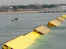 Interpress/Mazzega Morsego Venezia. 28.11.2014.- Sistema MOSE, alzate questa mattina le 21 paratoie tra l'isola nuova e Punta Sabbioni.- Nella foto le paratie emerse.-