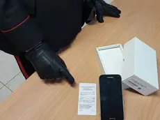 Lo smartphone sequestrato dai carabinieri