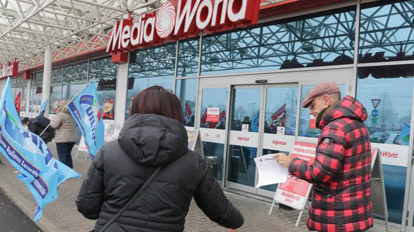 Foto Agenzia Candussi/ Artico/ Mestre, zona Auchan/ Sciopero dei dipendenti di Media World