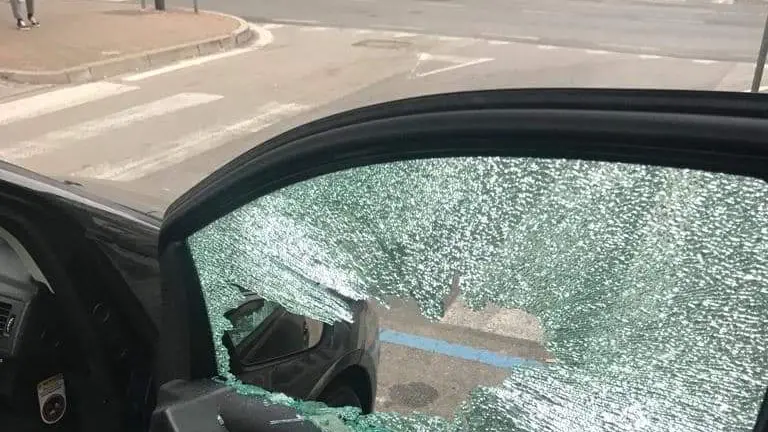 Un'auto danneggiata in un precedente raid vandalico