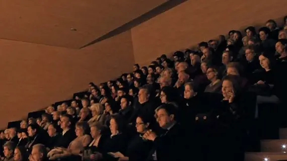 SAN DONA' - DINO TOMMASELLA - COLUCCI - concertto capodanno teatro astra - PUBBLICO IN GALLERIA