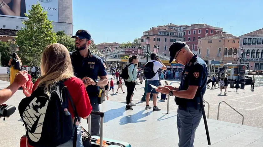 I controlli della polizia ferroviaria alla stazione Santa Lucia