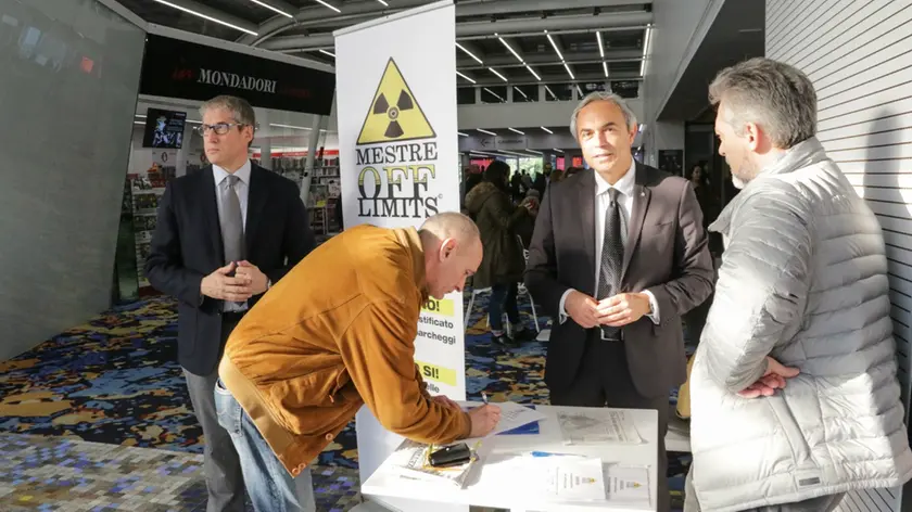 Raccolta firme contro il caro parcheggi a Mestre presso il centro Candiani