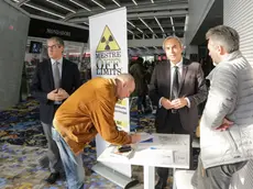 Raccolta firme contro il caro parcheggi a Mestre presso il centro Candiani