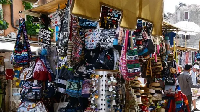 Interpress/M.Tagliapietra Venezia 14.06.2015.- Banchetti Souvenir. Rio Terrà San Leonardo