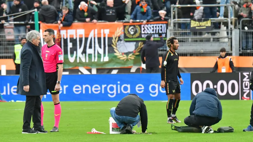 I giardinieri al lavoro sulla buca apertasi sul campo dello stadio Penzo
