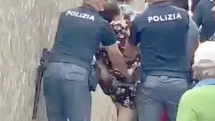 Polizia e carabinieri mentre arrestano la donna