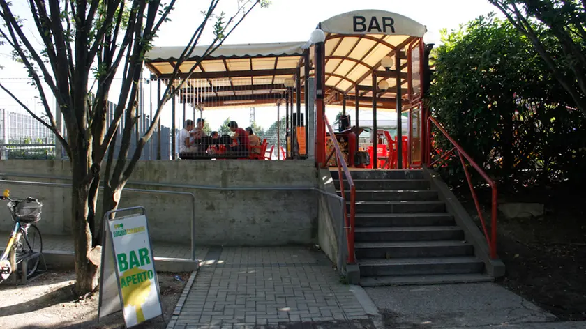 Agenzia Candussi. Descrizione: "Bar-atto" presso Parco Albanese, Mestre.