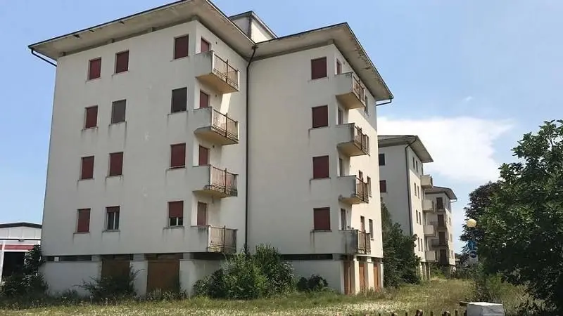 I condomini abbandonati di via San Giacomo che saranno destinati a ospitare i nuovi migranti