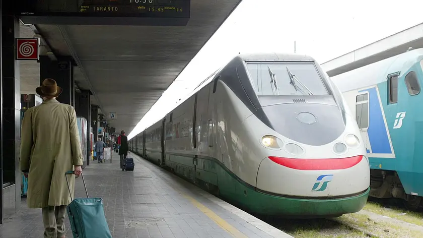 20060405 - ROMA - ECO - SCIOPERI: TRENI; NEL LAZIO VIAGGIANO 13 TRENI SU 64 PREVISTI - Un treno Eurostar fermo su un binario della stazione "Termini", a Roma. Lo sciopero, iniziato alle 10, subito dopo l'orario di maggiore affluenza (7,30-10), non ha provocato gravi disagi ai passeggeri. Lo ha riferito Trenitalia, sottolineando che sulle linee nazionali hanno viaggiato 3 treni su 4, e su quelle regionali del Lazio, dove su 300 mila passeggeri, 295 mila sono i pendolari, che viaggiano tra le 6,30 e le 9,30, e tra le 17 e le 21, hanno viaggiato, dalle 10 alle 12, 13 treni sui 64 previsti. MARTINA CRISTOFANI / ANSA / I51