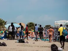 CHIOGGIA VENDITORI AMBULANTI ABUSIVI IN SPIAGGIA