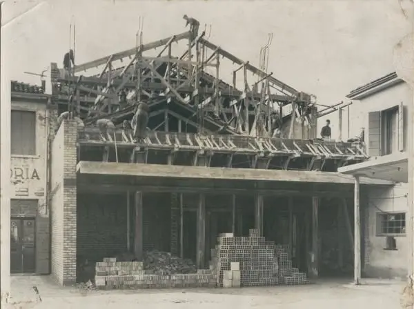 Una foto storica della costruzione del cinema