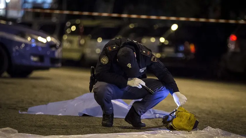 Inquirenti al lavoro sul luogo dove una macchina, non fermandosi all'alt della polizia, ha travolto diversi passanti causando la morte di una donna e sette feriti, Roma, 27 maggio 2015. .ANSA/ANGELO CARCONI