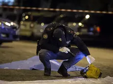 Inquirenti al lavoro sul luogo dove una macchina, non fermandosi all'alt della polizia, ha travolto diversi passanti causando la morte di una donna e sette feriti, Roma, 27 maggio 2015. .ANSA/ANGELO CARCONI