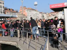 Morsego Interpress Venezia, 06.03.2011.- Carnevale di Venezia 2011.- Lunghe code agli imbarcaderi ACTV..- carnevale 2011