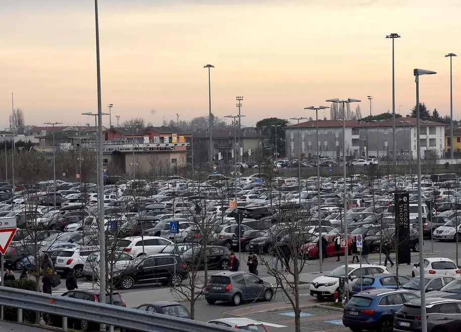 SCATTOLIN - TOMMASELLA - NOVENTA -SALDI OUTLET - CODE E PARCHEGGI PIENI
