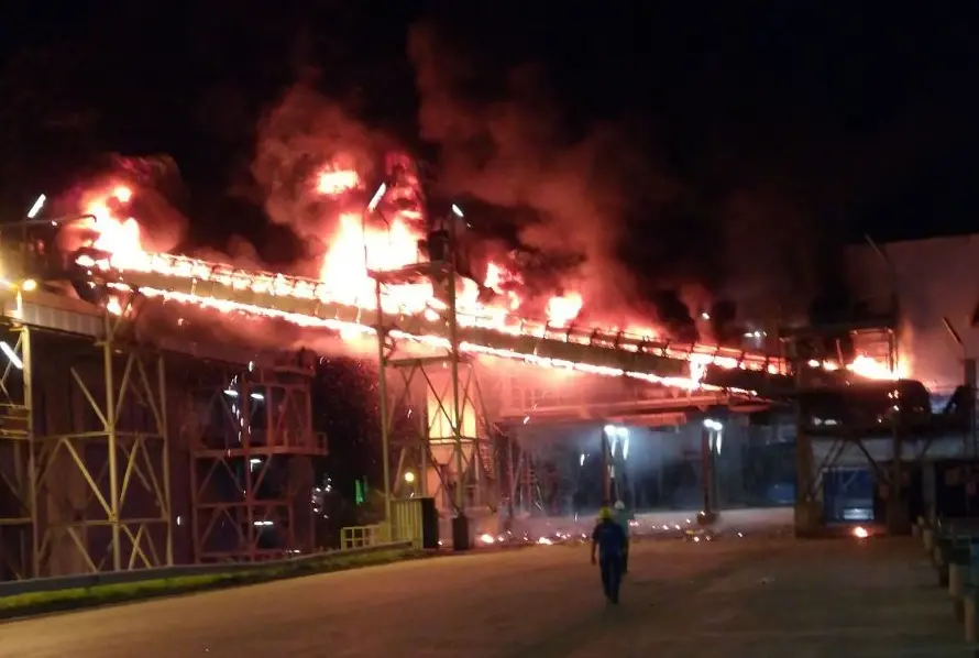 Le fiamme dell'incendio