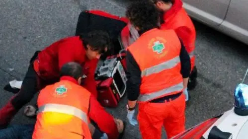 Vito Amoruso ferito alla schiena da un colpo di fucile davanti alla sua abitazione in Via Valdieri 21 a Torino, 22 ottobre 2015 ANSA/ ALESSANDRO DI MARCO