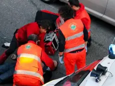 Vito Amoruso ferito alla schiena da un colpo di fucile davanti alla sua abitazione in Via Valdieri 21 a Torino, 22 ottobre 2015 ANSA/ ALESSANDRO DI MARCO