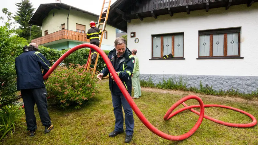 I Vigili del Fuoco mettono in sicurezza le case ed il terreno circostante. Una Voragine si è aperta in un giardino tra due case a Pieve di Cadore in Via Galghena.