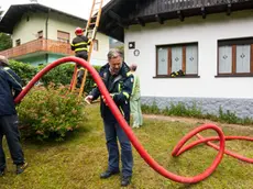 I Vigili del Fuoco mettono in sicurezza le case ed il terreno circostante. Una Voragine si è aperta in un giardino tra due case a Pieve di Cadore in Via Galghena.