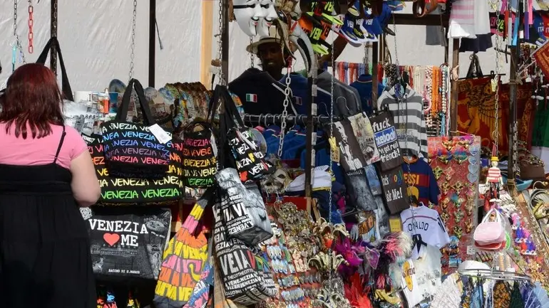 Interpress/M.Tagliapietra Venezia 14.06.2015.- Banchetti Souvenir. Campo Anconetta